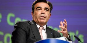 Ο Μαργαρίτης Σχοινάς μιλάει σε συνέδριο