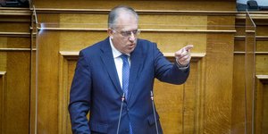 O Τάκης Θεοδωρικάκος, στη Βουλή