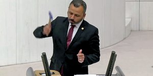 Τούρκος βουλευτής σπάει το κινητό του με σφυρί