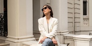 Τζιν και μπεζ σακάκι