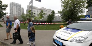 Πολίτες απομακρύνονται έξω από την Αμερικανική πρεσβεία στο Κίεβο