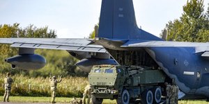 στρατιώτες κάτω από αεροσκάφος