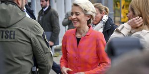 Ουρσουλα φον ντερ Λάιεν πορτοκαλι φουξ σακακι
