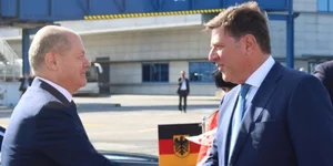Ο Μιλτιάδης Βαρβιτσιώτης αποχαιρετά τον Όλαφ Σολτς στο «Ελ. Βενιζέλος»