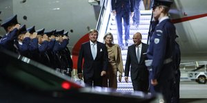 Υποδοχή του βασιλιά της Ολλανδίας στο αεροδρόμιο από τον Νίκο Δένδια