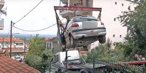 Βέροια: Τροχαίο με ΙΧ που «προσγειώθηκε» σε αυλή σπιτιού
