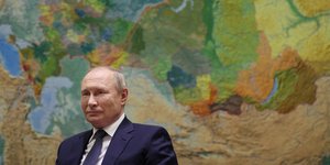 Ο Ρώσος πρόεδρος Βλαντιμίρ Πούτιν μπροστά από έναν χάρτη