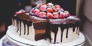 Τούρτα γκανάζ σοκολάτας και κρέμα βανίλιας με μούρα