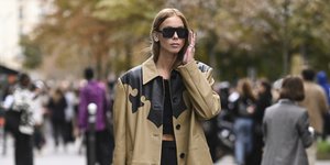 γυναίκα με πανωφόρι 