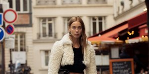 γυναίκα με μαύρο παντελόνι