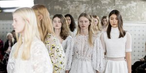 γυναίκες με φορέματα