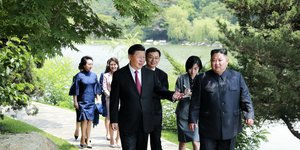 Ο πρόεδρος της Κίνας Xi Jinping, αριστερά, και ο ηγέτης της Βόρειας Κορέας Kim Jong Un