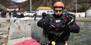 Ο Yasuo Takamatsu ετοιμάζεται να κάνει μάθημα κατάδυσης