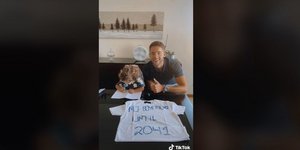 Μπαμπάς και κόρη βάζουν υπογραφή