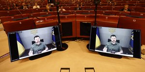 Ο Βολοντίμιρ Ζελένσκι απευθύνεται στο Συμβούλιο της Ευρώπης μέσω τηλεδιάσκεψης/ Φωτογραφία: AP