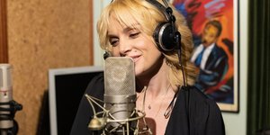 Η Ελεωνόρα Ζουγανέλη ερμηνεύει το τραγούδι της Αργυρώς