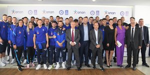 Τα στελέχη του ΟΠΑΠ με τη Διοίκηση της ΕΠΟ και αθλητές των Εθνικών Ομάδων