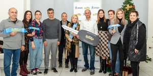 Ο 4ος νικητής του διαγωνισμού «25 Χρόνια ΤΖΟΚΕΡ» Χρήστος Ν. με την ομάδα του ΟΠΑΠ  