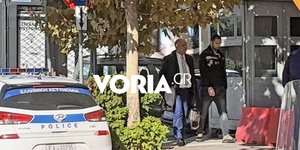 Η στιγμή που ο 26χρονος άντρας παρουσιάστηκε μαζί με τον δικηγόρο του στη Διεύθυνση Τροχαίας
