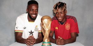 Τα αδέλφια Γουίλιαμς κοιτάζουν το τρόπαιο του Μουντιάλ, φορώντας φανέλες διαφορετικών εθνικών ομάδων