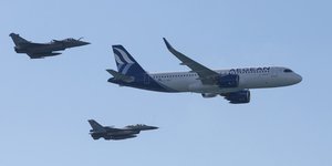 Στους αιθέρες το αεροπλάνο της AEGEAN, σε σχηματισμό με μαχητικά αεροσκάφη της Πολεμικής Αεροπορίας
