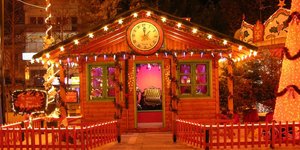 Σπιτάκι σε Χριστουγεννιάτικο χωριό