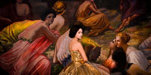 H Έμιλυ Κολιανδρή υποδύεται την Αμαλία 