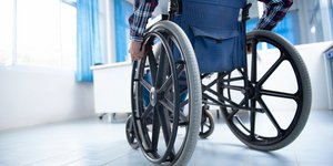 Ανδρας σε αναπηρικό καροτσάκι