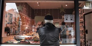 Ανδρας κοιτάζει βιτρίνα κρεοπωλείου 