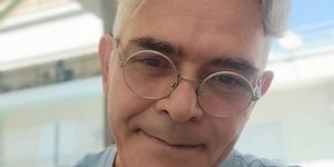 Ο δημοσιογράφος Ανδρέας Καρακώστας που πέθανε αιφνίδια στα 54 χρόνια του