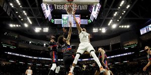 Ο Γιάννης Αντετοκούνμπο καρφώνει στο καλάθι των Πίστονς