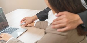 αντρας χερι στον ωμο 