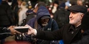 Ο Αρχιεπίσκοπος Αμερικής Ελπιδοφόρος μοίρασε ζεστά γεύματα και ρούχα σε άστεγους της Νέας Υόρκης