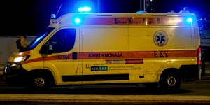 Ασθενοφόρο φάροι αναμμένοι
