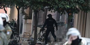 Αστυνομικός έξω από την οικεία Ινδαρέ στο Κουκάκι