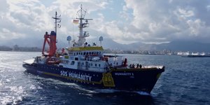 Το πλοίο Humanity 1, που βρίσκεται νότια της Σικελίας/ Twitter