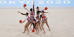 Aθλήτριες της ρυθμικής γυμναστικής σε πρόγραμμα με μπάλες