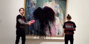 Ακτιβιστές για το κλίμα πέαξαν πετρέλαιο σε πίνακα του Κλιμτ στη Βιέννη