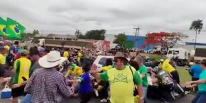 H στιγμή που αυτοκίνητο πέφτει πάνω σε οπαδούς του Μπολσονάρου