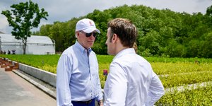 Μπάιντεν και Μακρόν συνομιλούν