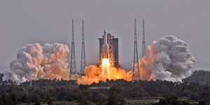 Ο κινεζικός πύραυλος Long March 5B κατά τη στιγμή της εκτόξευσής του