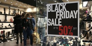 Εκπτώσεις στα καταστήματα λόγω Black Friday
