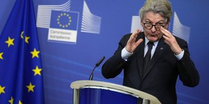 Τιερί Μπρετόν εξηγει με χερια