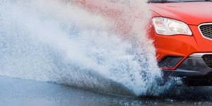 To νερό της βροχής μπορεί να καταστρέψει τον κινητήρα