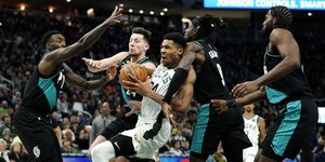 Ο Γιάννης Αντετοκούνμπο σε προσπάθειά του από το ματς των Μπακς με τους Μπλέιζερς