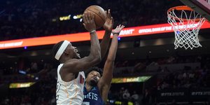 Ο Τζίμι Μπάτλερ σημείωσε 35 πόντους στην εντός έδρας νίκη των Χιτ επί των Χόρνετς (3-10) με 117-112 στην παράταση.