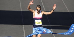 Ο Χαράλαμπος Πιτσόλης έκοψε πρώτος το νήμα του Αυθεντικού Μαραθωνίου 2022