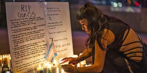 Εκδηλώσεις μνήμης για τα θύματα μετά την επίθεση στο «Club Q» του Κολοράντο/ AP Photos 