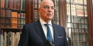 Νίκος Δένδιας βιβλιοθηκη
