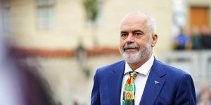 Ο Ενι Ράμα με χρωματιστή γραβάτα